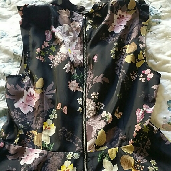 Flutter Sleeve Floral Dress - Picture 6 of 7